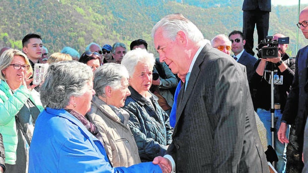 Tillerson asiste ayer a un acto en memoria de las víctimas de la II Guerra Mundial en Sant’Anna di Stazzema