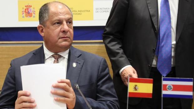El presidente de Costa Rica, Luis Guillermo Solís, poco antes de intervenir este martes en la CEOE durante su visita oficial a España