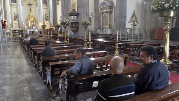 Interior del templo donde fue apuñalado el sacerdote