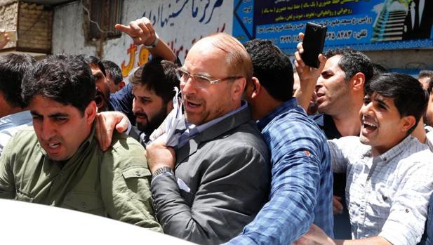 El excandidato a la presidencia de Irán y alcalde de Teherán, Mohamed Galibaf, seguido de sus seguidores, tras un mitin electoral en una mezquita de la ciudad de Varamin este domingo