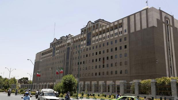 Vista del Parlamento iraní un día después del atentado perpetrado contra la Cámara en Teherán