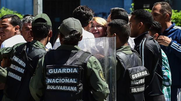 Luisa Ortega Díaz, rodeada de las fuerzas de seguridad venezolanas