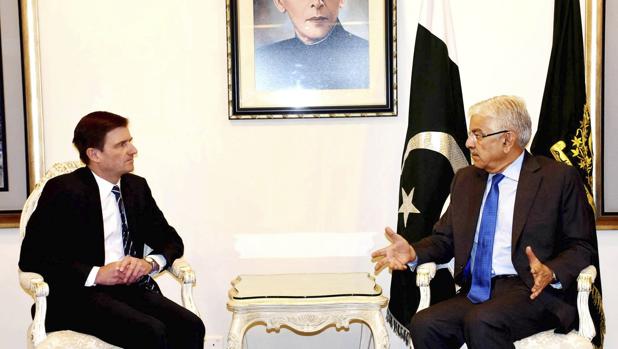 El ministro de Exteriores de Pakistán, Khawaja Asif (dcha), durante la reunión mantenida con el embajador estadounidense en Islamabad, David Hale, en Islamabad, Pakistán, el 22 de agosto del 2017