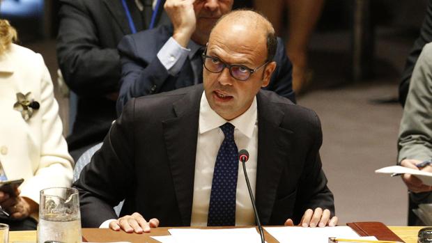El ministro de Asuntos Exteriores italiano, Angelino Alfano, cree que «el ius soli es una cosa justa, pero hacerlo ahora sería un error»