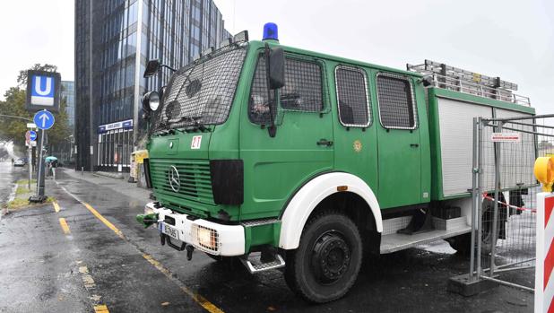 Un vehículo policial abandona el recinto de obras donde se ha localizado la bomba de la II Guerra Mundial