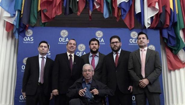 De izquierda a derecha, Carlos Vecchio, Omar Lares, David Smolansky, Gustavo Marcano, Warner Jiménez y el exdiputado de la Asamblea Nacional Walter Márquez (sentado), este martes en la sede de la OEA, en Washington