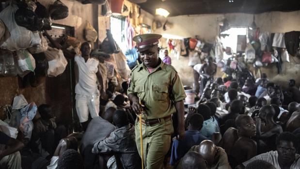Un policía en una cárcel de Malawi