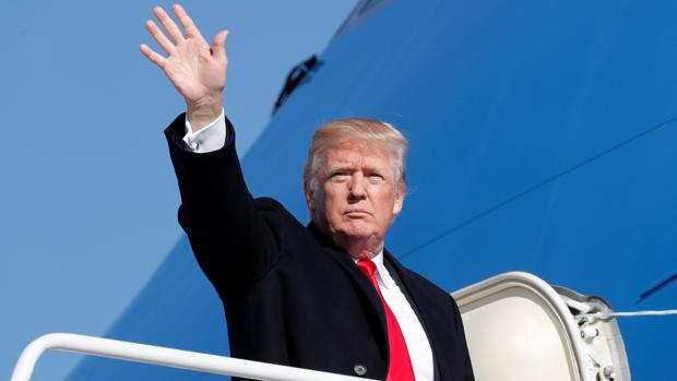 Donald Trump saluda al entrar en el avión presidencial, el Air Force One, desde la base de Andrews (Maryland)