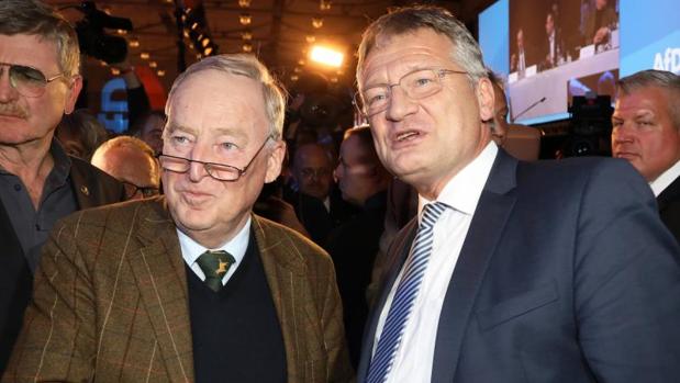 Jörg Meuthen (d) y Alexander Gauland, elegidos presidente y copresidente de Alternativa para Alemania (AfD), este sábado en Hannover