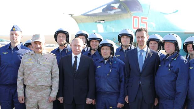 Putin y Assad posan con militares en la base aérea de Hmeimim, en Siria