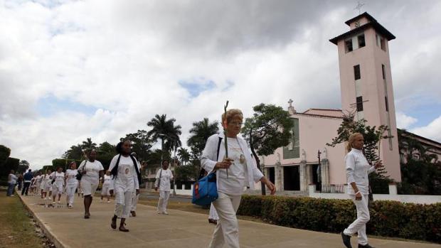 Una de las marchas pacíficas de las Damas de Blanco por la Quinta Avenida de La Habana