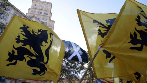 Banderas de Flandes y Escocia en una manifestación durante la Diada en Barcelona