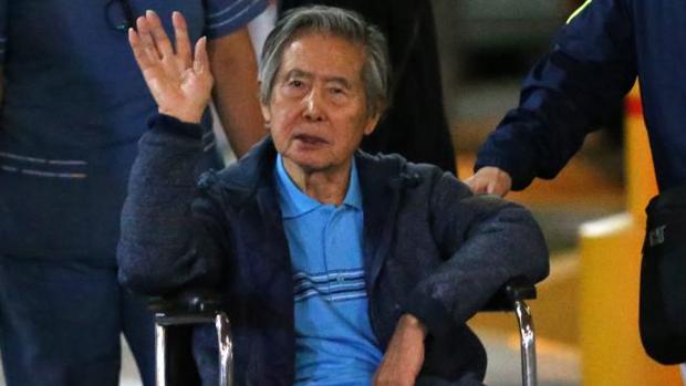 Alberto Fujimori saluda a sus seguidores tras salir del hospital el pasado enero en Lima