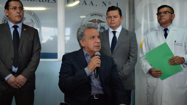 Lenín Moreno en el hospital de las FF.AA.. de Quito, tras visitar a tres soldados heridos en un atentado cerca de la frontera con Colombia, que las autoridades atribuyen a guerrilleros de las FARC disidentes