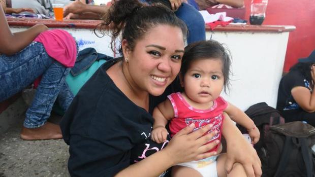 La inmigrante salvadoreña Ivi Jeannette, con su bebé, en su periplo hacia Estados Unidos