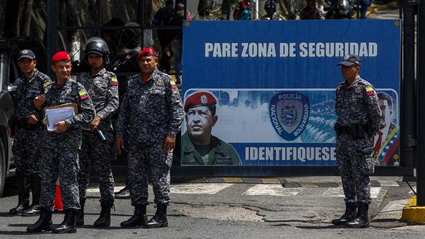 Agentes de seguridad, ante la sede del Sebin en Caracas, conocida como el Helicoide, este jueves