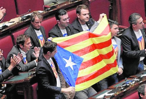 Diputados de la Liga Norte mostraron esteladas en el parlamento italiano en 2014