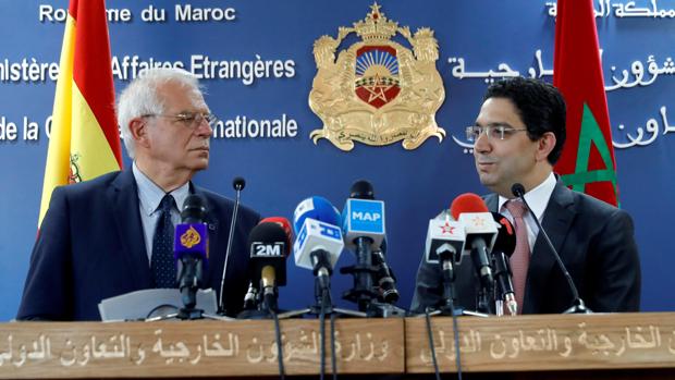 Josep Borrell, junto al ministro marroquí de Exteriores, Naser Burita, en la rueda de prensa conjunta en Rabat