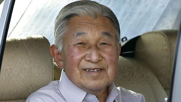 El emperador Akihito de Japón sonríe a su salida de su residencia de invierno en la Hayama