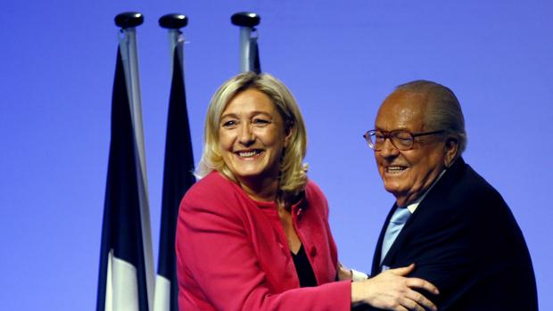 Marie Le Pen junto con su padre, Jean Marie Le Pen en un acto público
