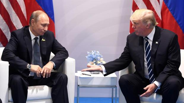 Putin y Trump, en la reunión que mantuvieron hace justo un año