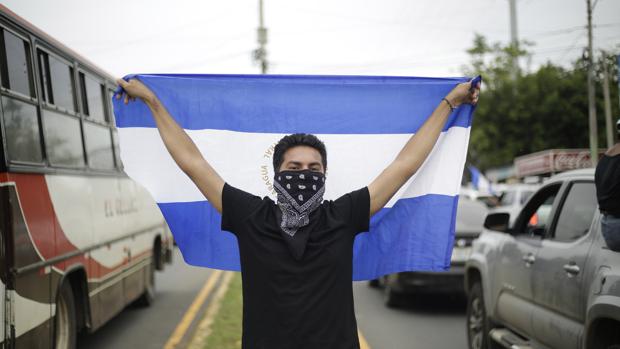 Cientos de personas a bordo de motocicletas, vehículos y camionetas salen de Managua (Nicaragua) hoy, domingo 15 de julio de 2018, rumbo a Masaya, una ciudad que ha sido el símbolo de las protestas contra el Gobierno de Daniel Ortega, y que se encuentra asediada por policías y parapolicías. EFE/Rodrigo Sura