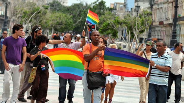Un reducido grupo de activistas independientes cubanos celebra una marcha por el Día del Orgullo Gay
