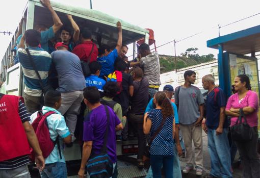 Un grupo de caraqueños en uno de los nuevos transportes