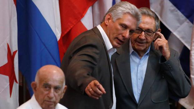 El presidente de Cuba Miguel Díaz-Canel y el expresidente Raúl Castro conversan durante el Foro de Sao Paulo