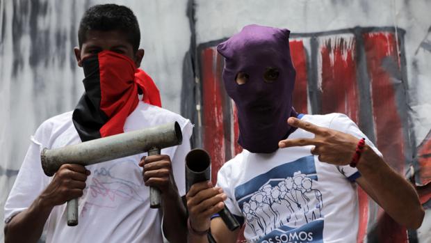 Seguidores de Daniel Ortega, con morteros caseros durante una marcha el pasado 4 de agosto