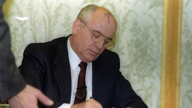Gorbachov firma su renuncia como presidente de la URSS en diciembre de 1991