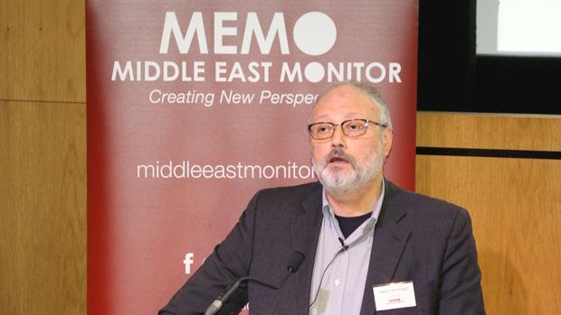 El disidente saudí Jamal Khashoggi habla en un evento organizado por el Monitor de Oriente Medio en Londres