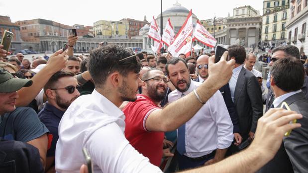 Salvini, rodeado de simpatizantes durante una reciente visiita a Nápoles
