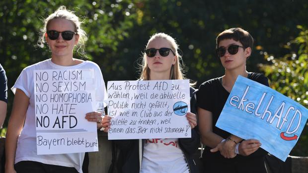 Manifestantes con pancartas contra AfD en la localidad de Taufkirchen, la víspera de las elecciones en Baviera
