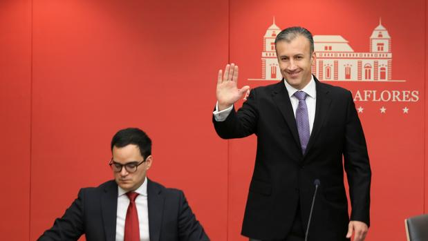 El vicepresidente económico de Venezuela, Tarek el Aissami (de pie), junto al presidente del Banco Central de Venezuela, Calixto Ortega