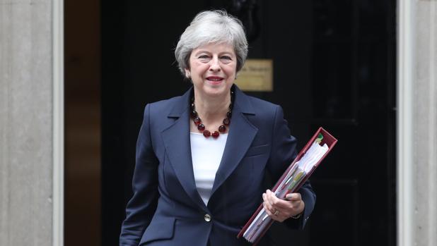 La primera ministra británica, Theresa May, sale del número 10 de Downing Street este miércoles