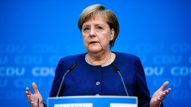 La canciller alemana, Angela Merkel, reacciona durante la rueda de prensa