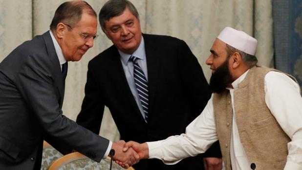 El ministro ruso de Exteriores, Serguéi Lavrov, da la bienvenida al talibán Alhaj Mohamed Sohail Shaina