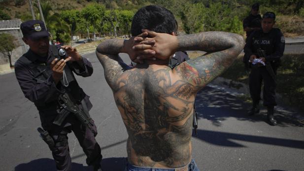 Un pandillero de la Mara Salvatrucha es detenido por la policía, en Ilopango, cerca de San Salvador