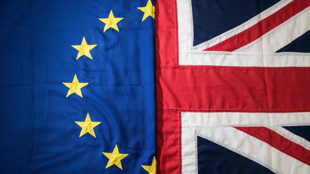 La bandera europea y la británica en una imagen de archIvo