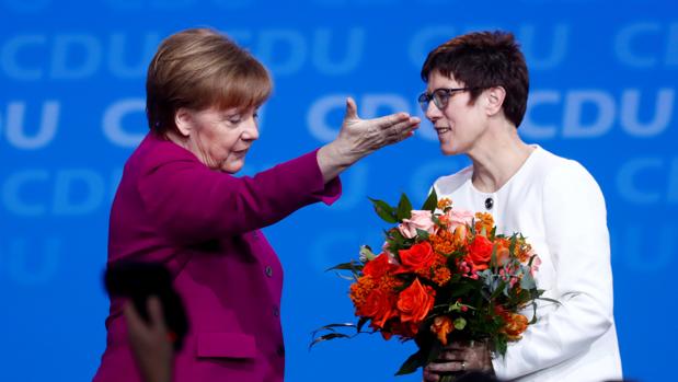 Angela Merkel y Annegret Kramp-Karrenbauer después de ser electa como la nueva presidente del partido