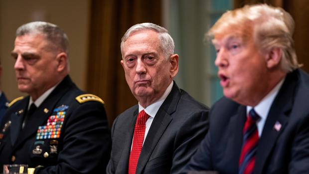 James Mattis escucha a Donald Trump