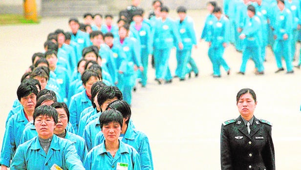 Prisioneras desfilan en un centro de reeducación en China
