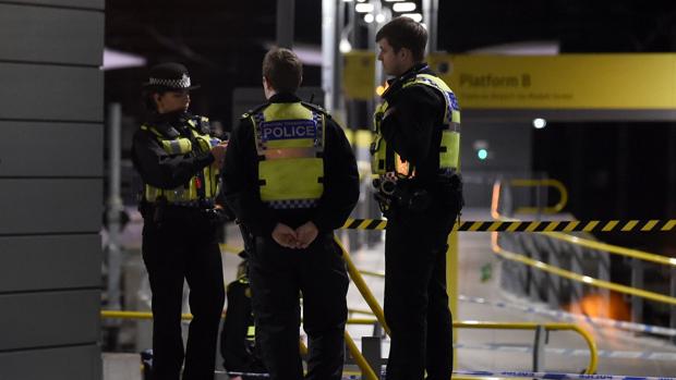 Policías en la estación en la que ha tenido lugar el ataque