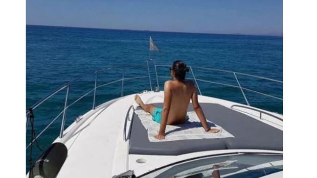 Tony Castro, a bordo de un yate en una de las fotos subidas a Instagram