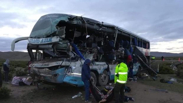 Fotografía cedida por la Policía Departamental de Oruro del rescate de víctimas tras el accidente