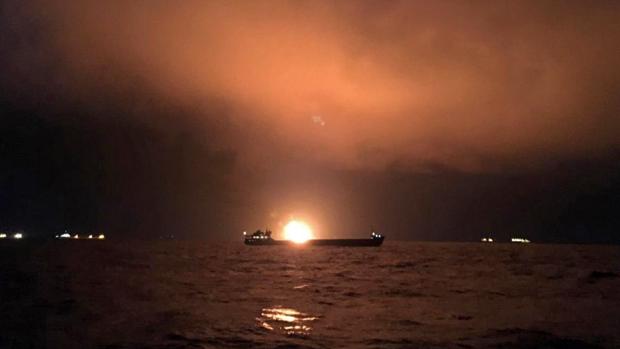 magen que muestra a uno de los dos barcos en llamas en el Estrecho de Kerch, este lunes entre la frontera de Crimea y Rusia