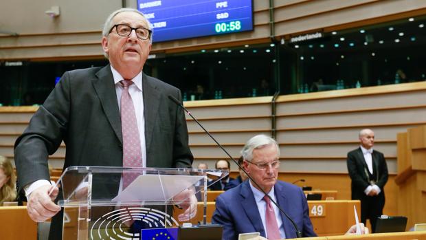 El presidente de la Comisión Europea, Jean-Claude Juncker (i), participa en una sesión plenaria en el Parlamento Europeo en Bruselas (Bélgica)