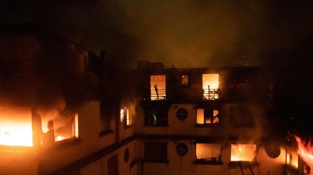 Los últimos pisos del edificio son los que han ardido con mayor virulencia