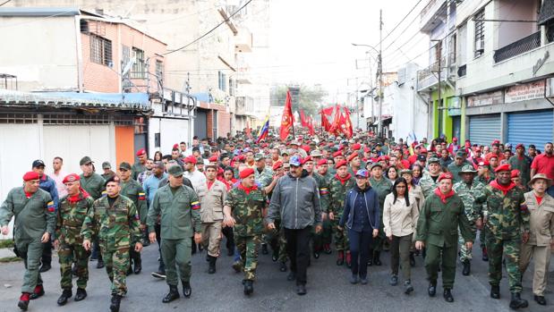 Fotografía cedida por la oficina de Prensa de Miraflores, del gobernante venezolano, Nicolás Maduro (c), durante un acto de Gobierno con militares este lunes en Maracay (Venezuela). Maduro dijo este lunes que es "nefasta" la decisión del jefe del Gobierno de España, Pedro Sánchez, de reconocer al líder del Parlamento del país caribeño, Juan Guaidó, como presidente encargado de Venezuela